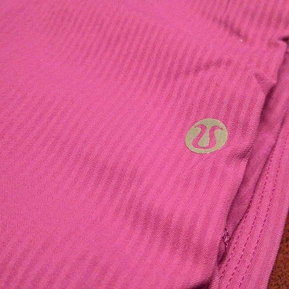 LIKE NEW bright pink lululemon crops - Picture 9 of 10